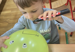 Chłopiec rysuje na balonie